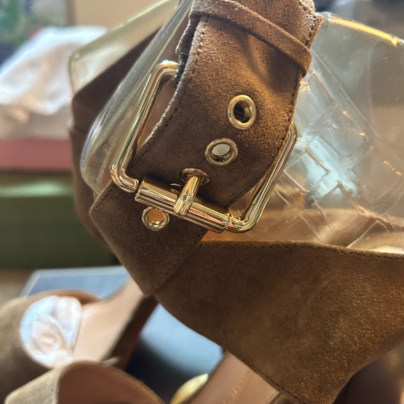 NIB Vince Camuto Signature tan suede sandals, gold hardware, size 6 - Picture 6 of 8